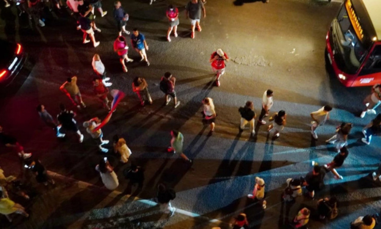 PREMIJER MACUT NA METI BLOKADERA Stali ispred njegove zgrade, a onda  mu uputili salve uvreda!