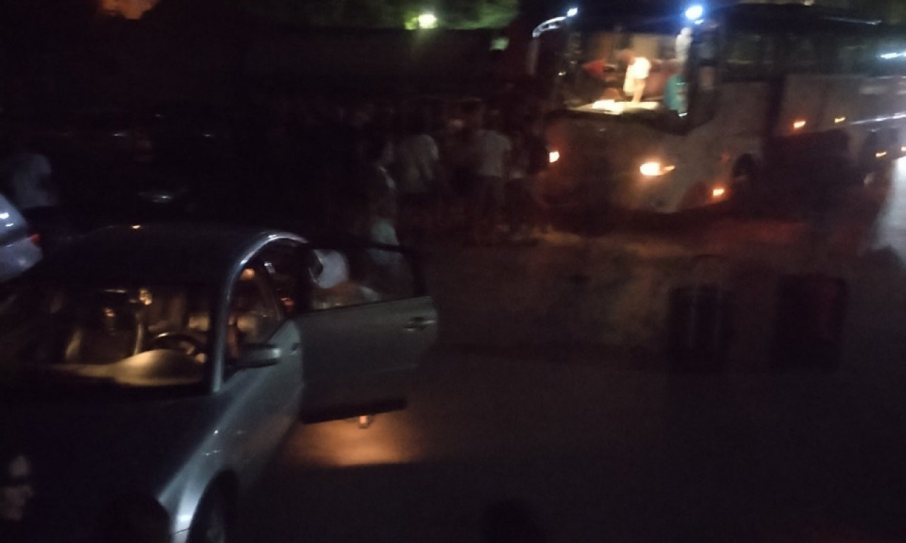 DECA IZ BEOGRADA UPLAKANA CEO SAT ČEKALA U BUSU: Evo kako je nemarnost agencije za 54 tinejdžera upropastila letovanje!