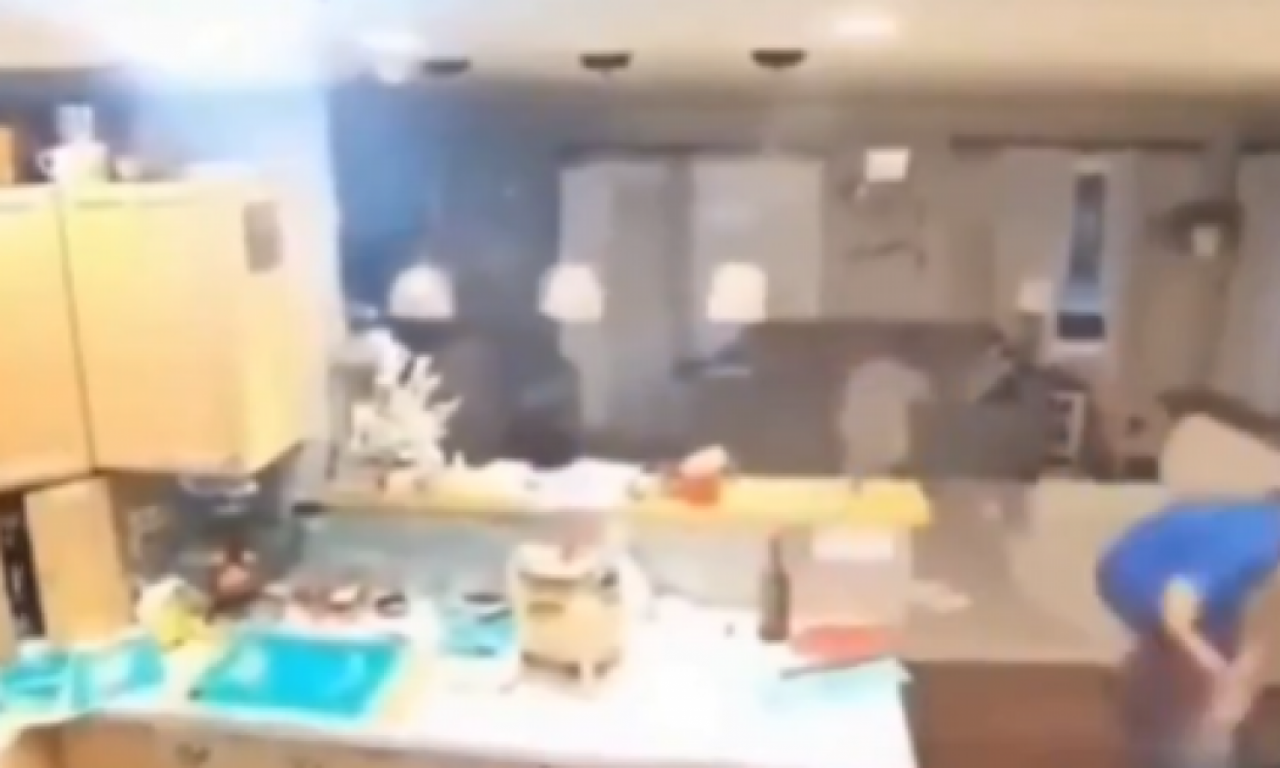 SVE SE TRESE, OTPADAJU I LUSTERI SA PLAFONA! Razoran zemljotres pogodio Aljasku, najavljen i cunami! (VIDEO)