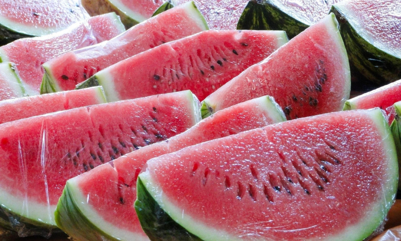 LUBENICU SVI JEDEMO NA POGREŠAN NAČIN Stručnjaci otkrivaju koliko je zdravo, a kada počinje da šteti