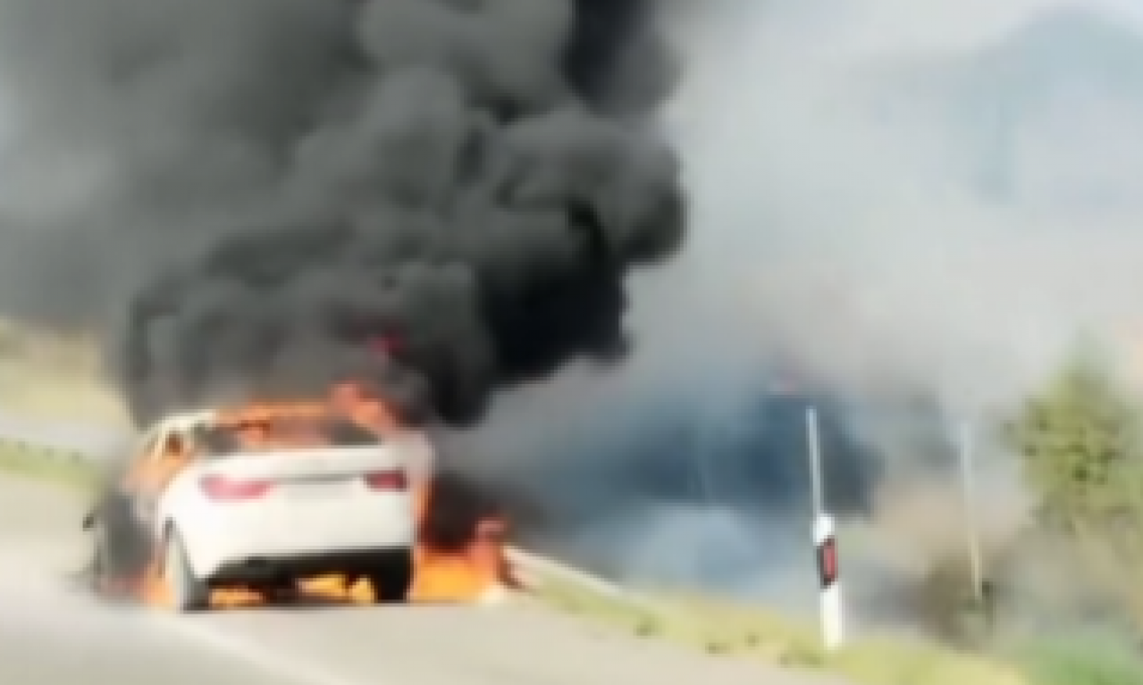 AUTOMOBIL GORI NA PUTU, DIMI SE SAMO TAKO! Haos kod Vranja (VIDEO)