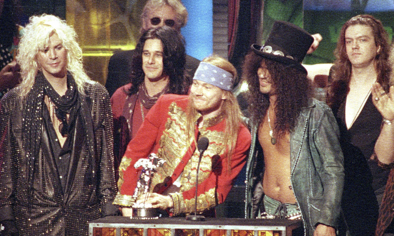 GANSI SLETELI U BEOGRAD KAO KRALJEVI: Eksl, Sleš i Daf stigli luksuznim avionom – nastup u Srbiji biće poseban!