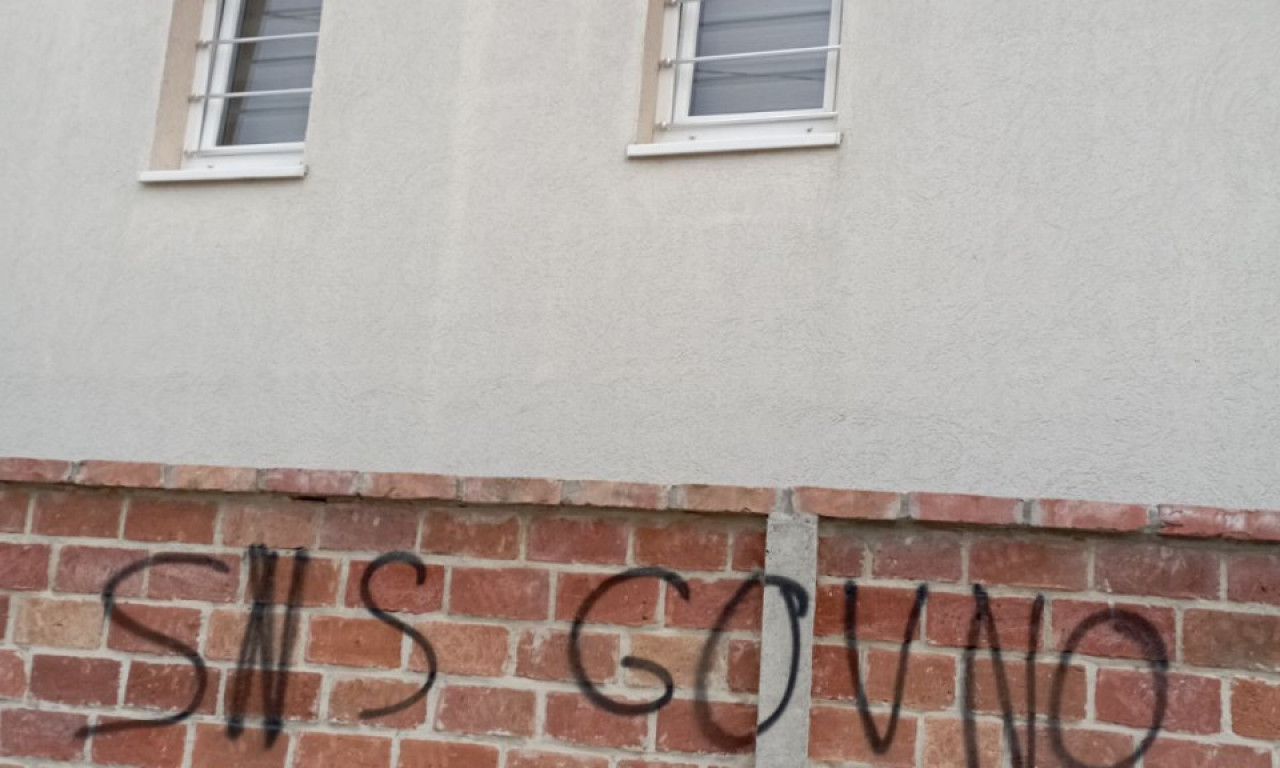 "SNS G*VNO" U Subotici na kući poslanika osvanuli grafiti! (FOTO)