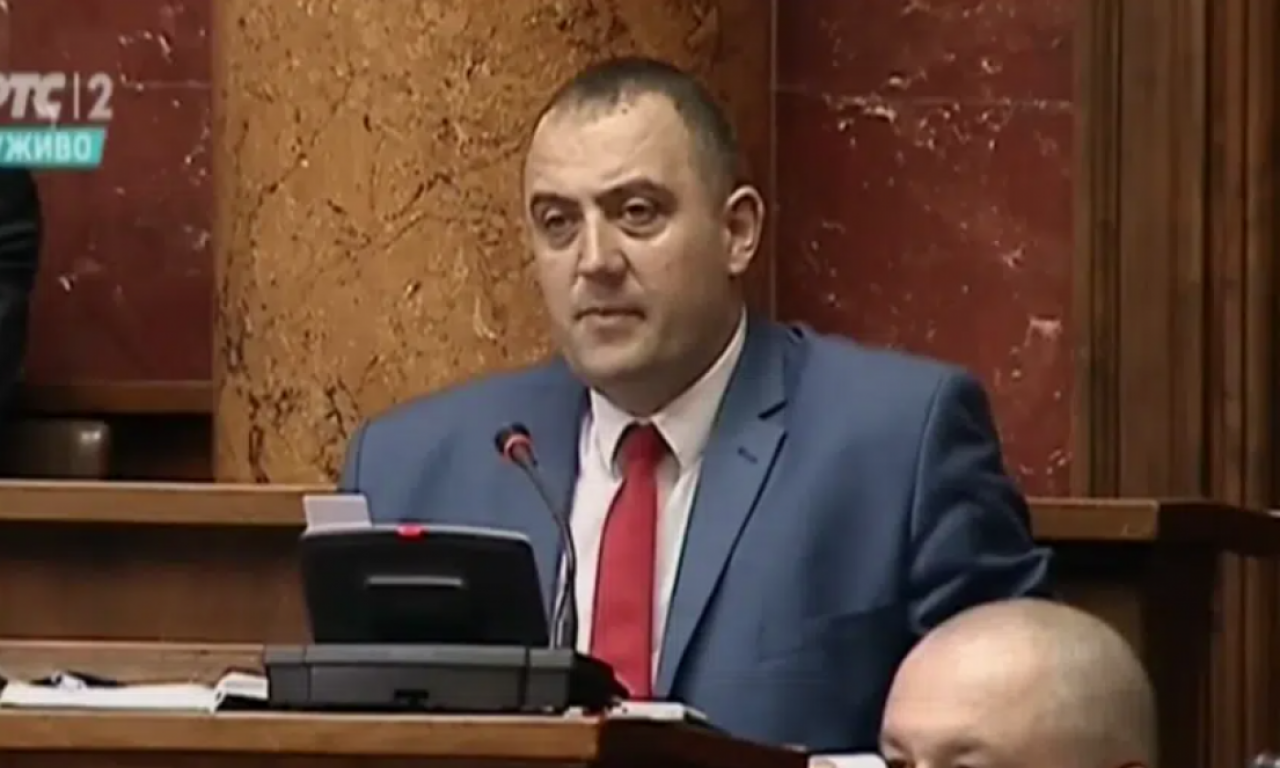 "SNS G*VNO" U Subotici na kući poslanika osvanuli grafiti! (FOTO)