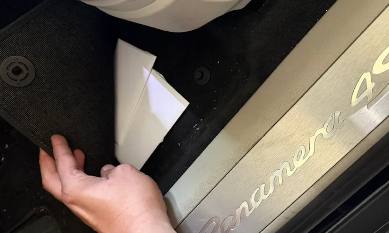 KRILI NOVAC ISPOD PATOSNICA: Carinici na Gradini lepo pitali da li ima nešto da prijave, a onda usledio šok