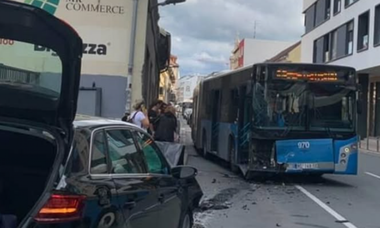 TEŠKA NEZGODA U CENTRU NOVOG SADA: Direktan sudar gradskog autobusa i automobila, jednom od vozača pozlilo (FOTO/VIDEO)