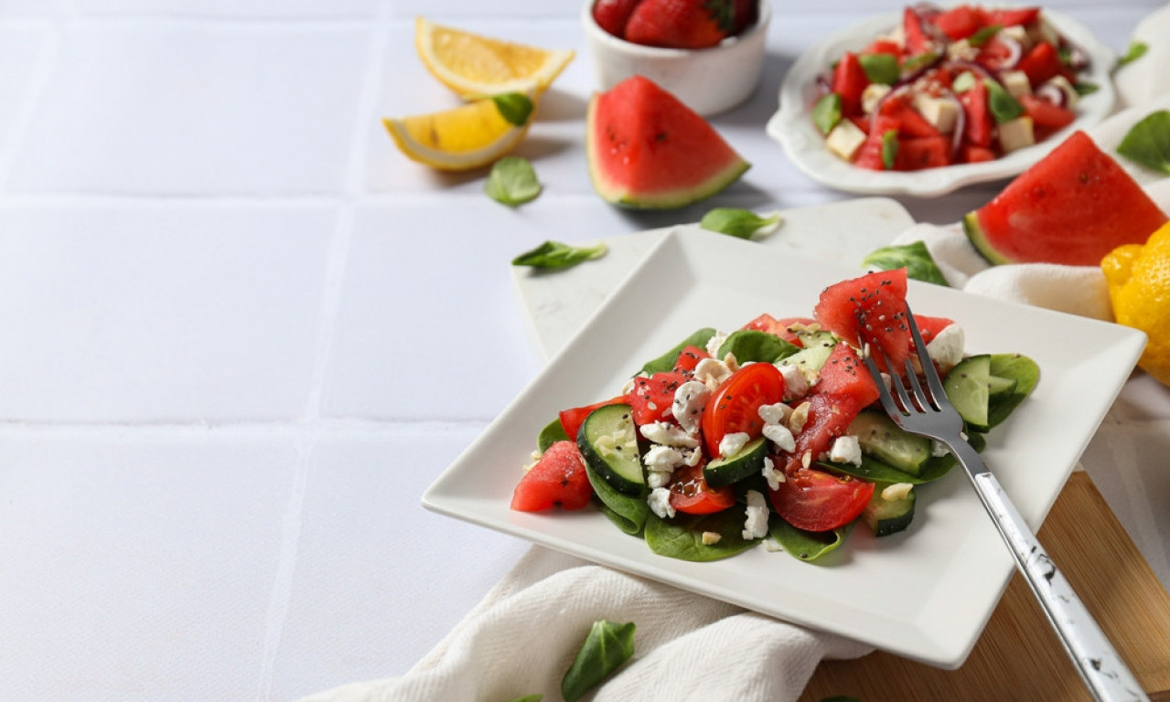 JESTE LI PROBALI SALATU OD LUBENICE I KRASTAVCA? Ako niste, vreme je da se iznenadite!