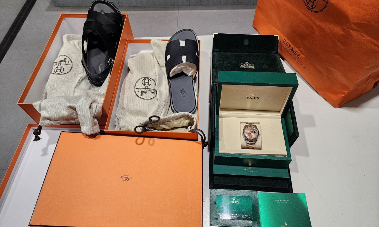 TORBICA SKUPLJA OD KUĆE NA SELU, ROLEKS, OBUĆA ZA KOJU NEKO NE ZARADI GODINAMA Putniku na BG aerodromu oduzeto bogatstvo