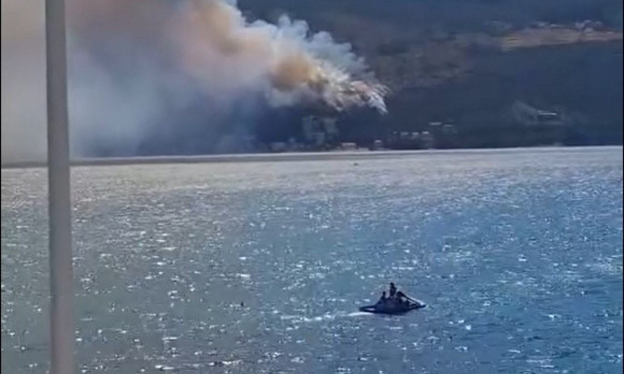 VELIKI POŽAR KOD HERCEG NOVOG Vatra se opasno približila kućama i apartmanima! (VIDEO)