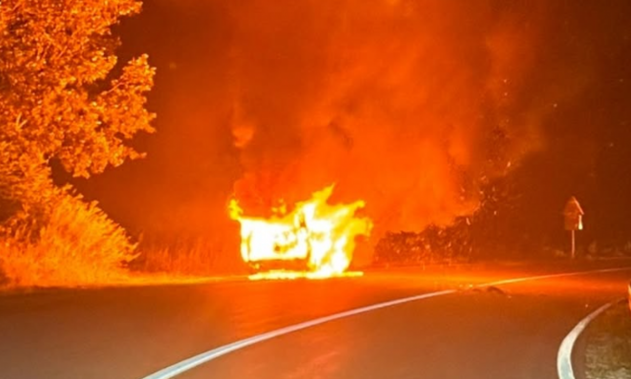 AUTOMOBIL SE ZAPALIO U VOŽNJI: Vatra ga progutala u trenu, drama kod Čajetine!