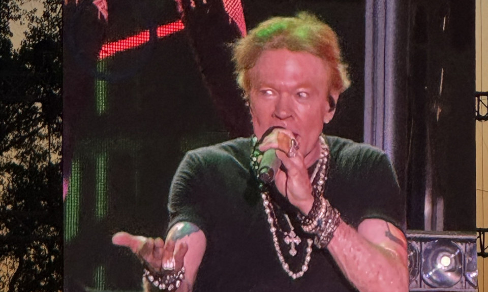 PEVAČ GUNS N’ ROSES NA KONCERTU U BEOGRADU NOSIO PRAVOSLAVNI KRST? Verski analitičar za K1info otkriva o čemu se radi