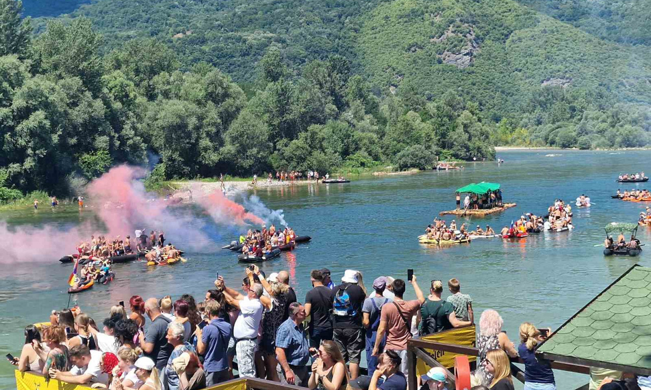 REKORDNA DRINSKA REGATA U BAJINOJ BAŠTI: 14.000 plovila na najvećoj žurci na vodi – zapevali i „Oj Kosovo, Kosovo“ FOTO