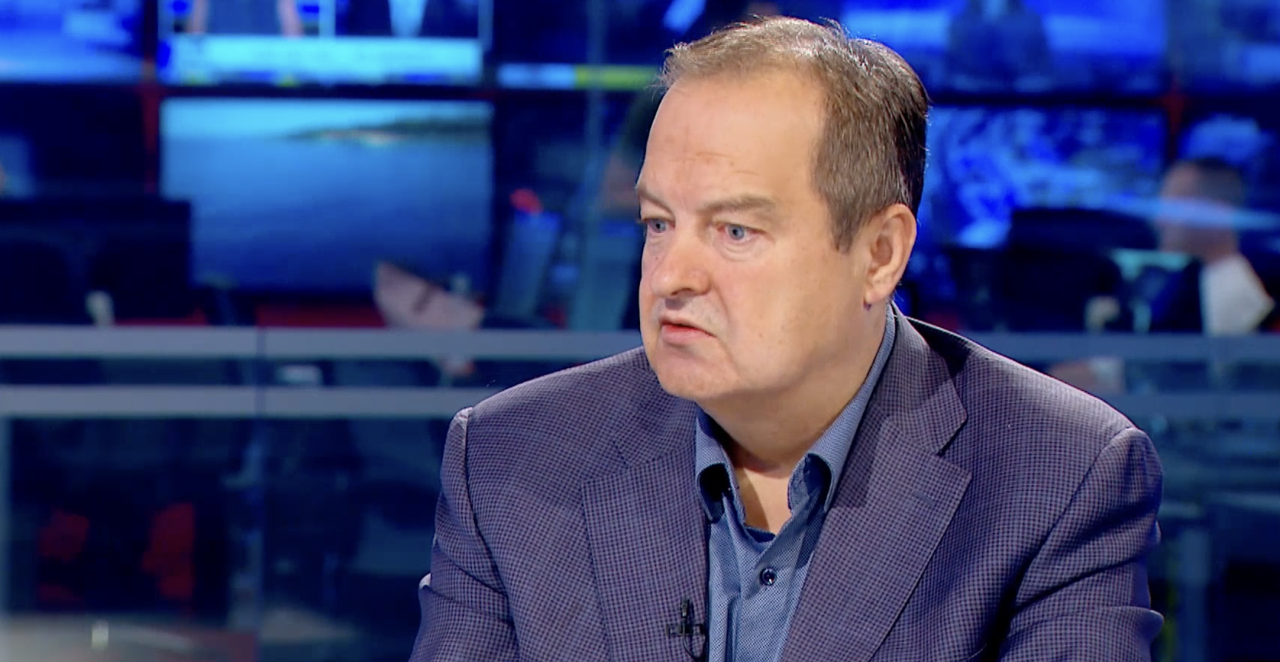DAČIĆ O VEČERAŠNJEM NASILJU:"Najteži incidenti su se dogodili u Novom Sadu, gde je došlo do demoliranja prostorija SNS"
