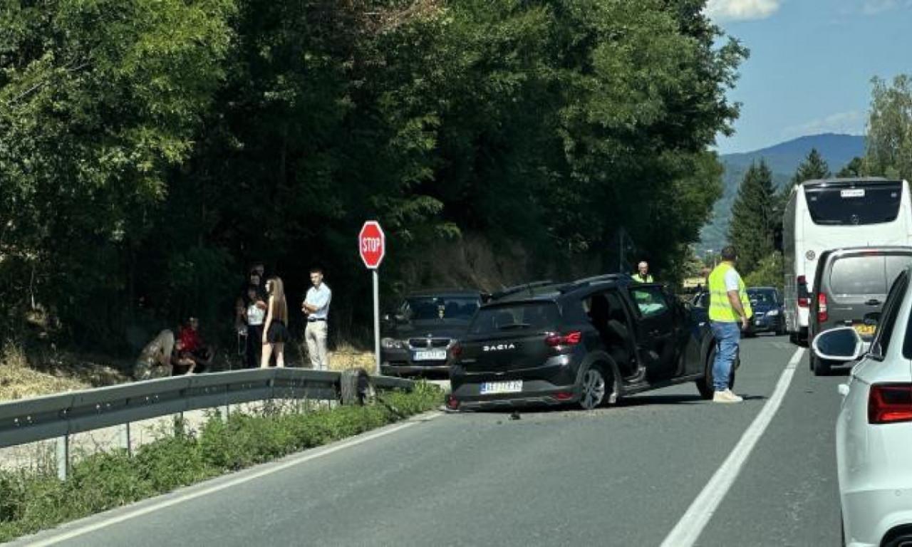TEŠKA NESREĆA NA PUTU POŽEGA-UŽICE: Sudarila se dva vozila, jedno završilo na ogradi iznad provalije!