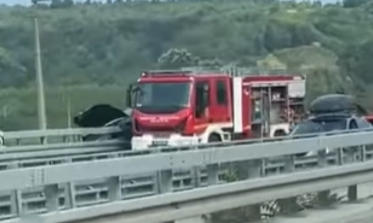 ŽESTOKA SAOBRAĆAJKA KOD JAGODINE! Autom se "popeo" na ogradu - jezive slike sa mesta udesa (VIDEO)