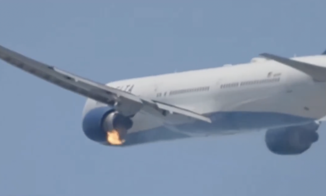 AVION U PLAMENU TOKOM LETA! 148 ljudi bilo u letelici - putnici kroz prozor gledali kako gori (VIDEO)