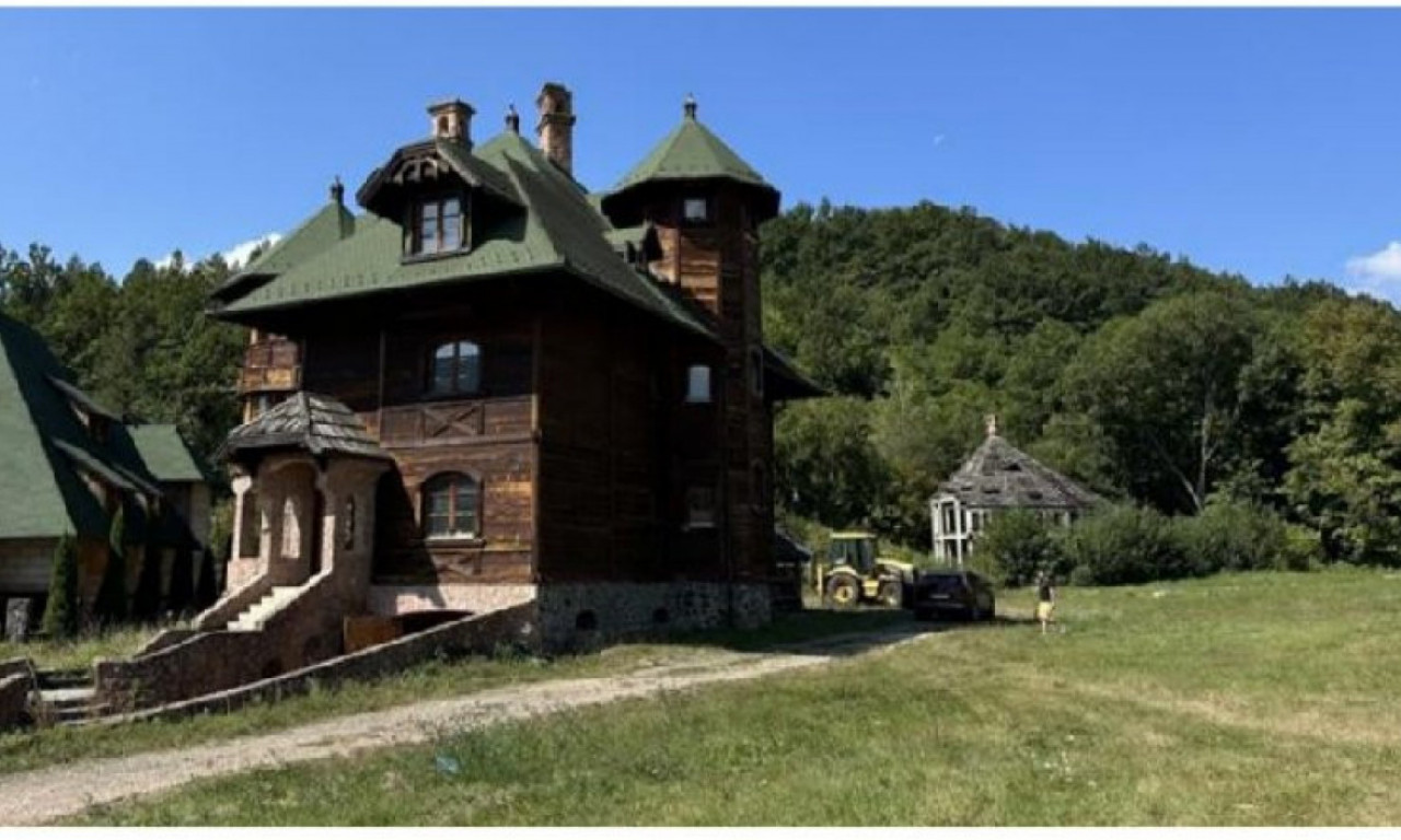 KUĆA I DIVAN PLAC ZA 11.000 EVRA U ZAPADNOJ SRBIJI: Lokacija odlična, idealno za etno restoran...