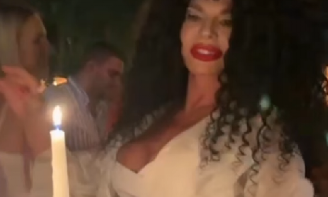 LIDIJA VUKIĆEVIĆ PROSLAVILA ROĐENDAN Mamila poglede u providnoj košulji, a evo koliko je godina napunila (VIDEO)