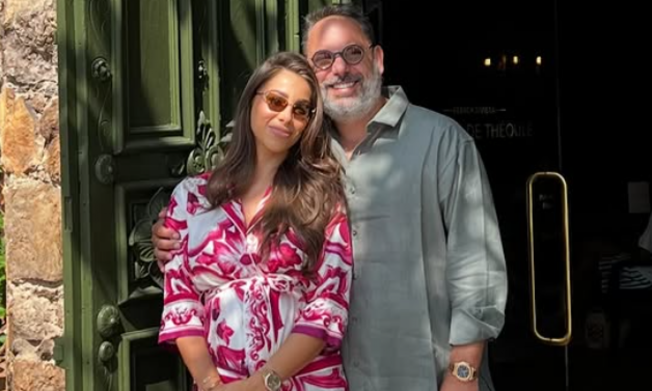 BRANKO BABIĆ U ZAGRLJAJU SA SUPRUGOM Milica pokazala trudnički stomak, čekaju blizance (FOTO)