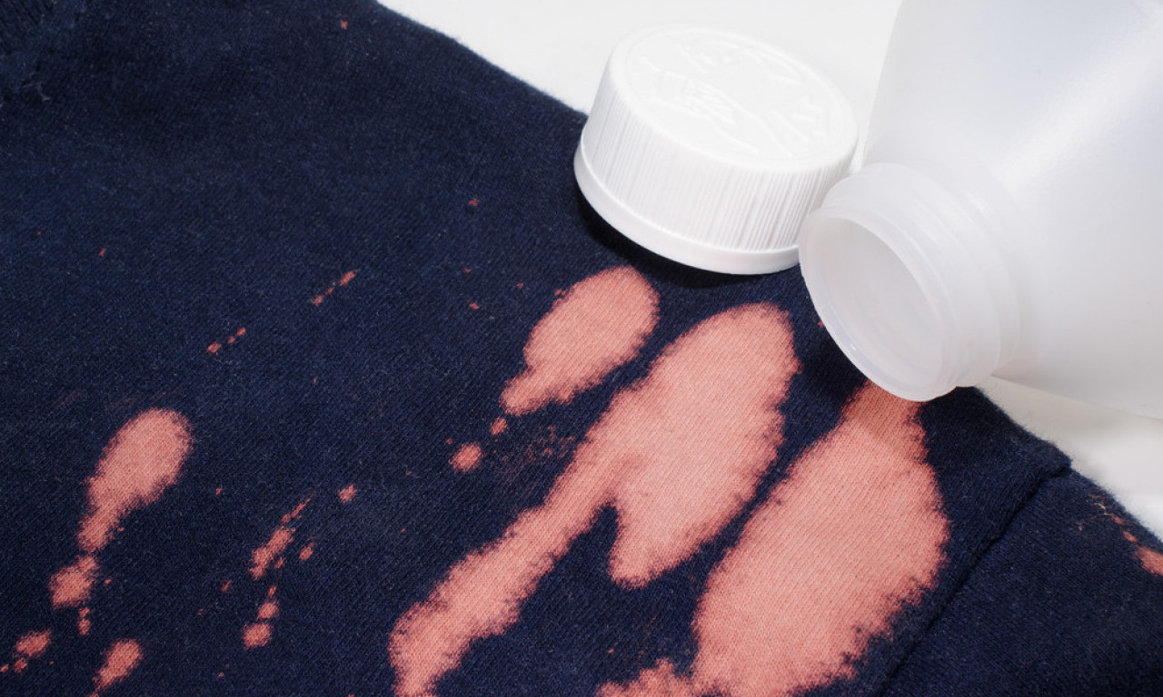 IMATE BELU FLEKU OD IZBELJIVAČA? Evo dva jednostavna trika kako da spasete omiljeni komad odeće!