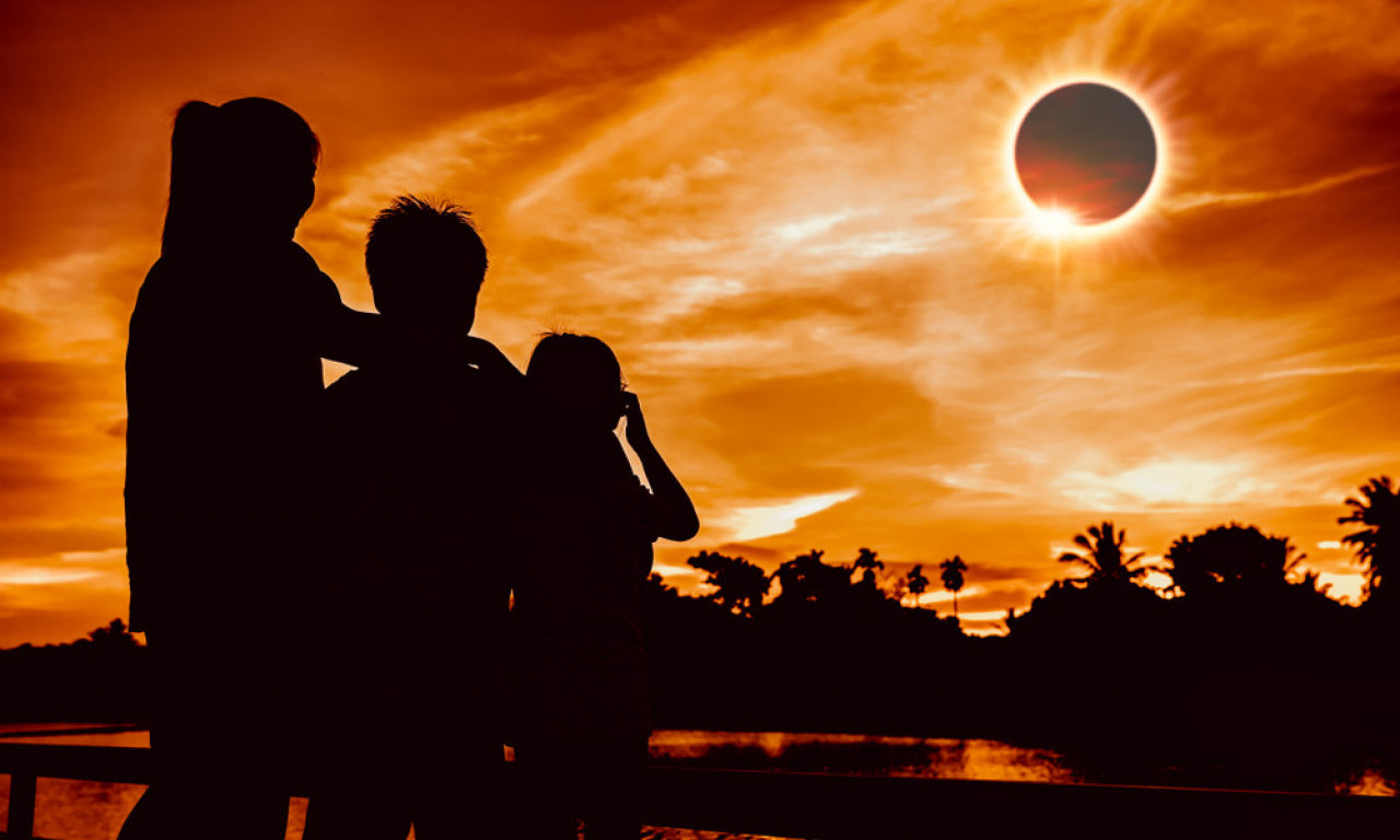 POMRAČENJE SUNCA 12. AVGUSTA STIŽE I U SRBIJU: Evo u koliko sati počinje i odakle će moći da se vidi