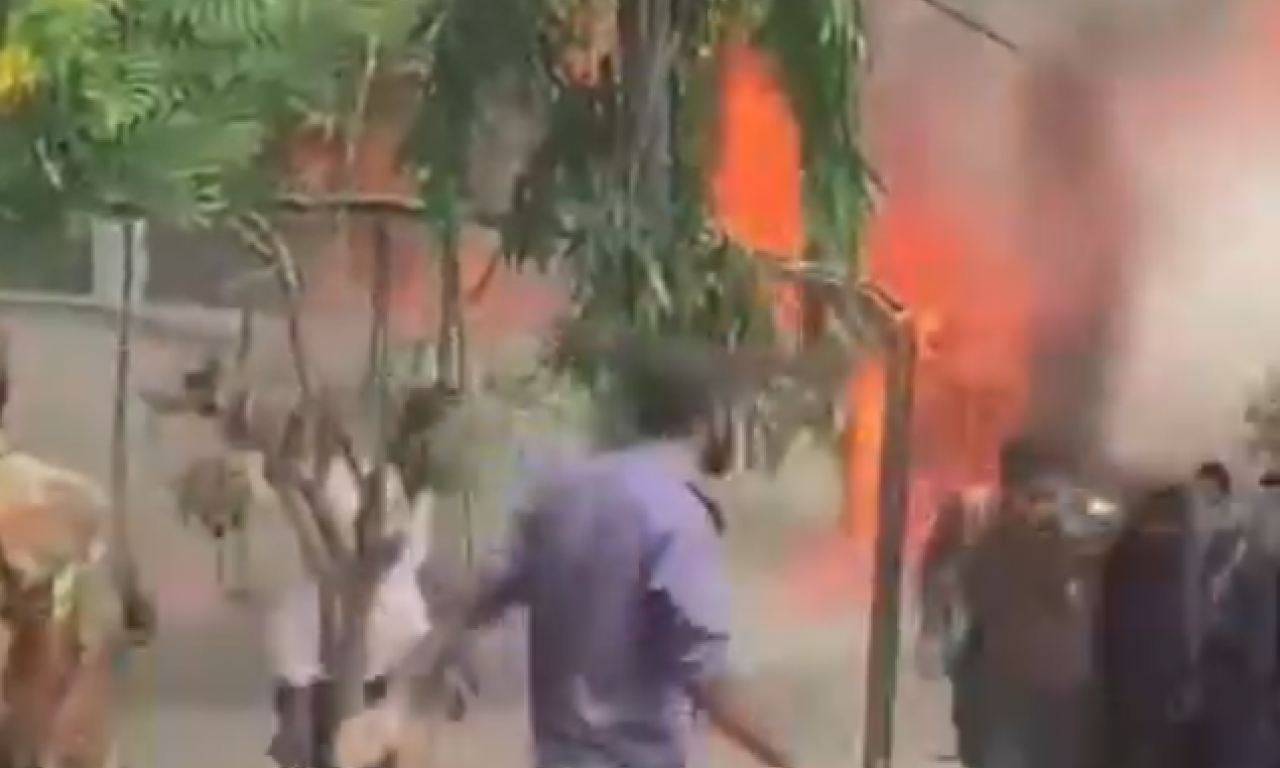 AVION SE ZAKUCAO U ŠKOLU PUNU ĐAKA! Ima mrtvih (VIDEO)