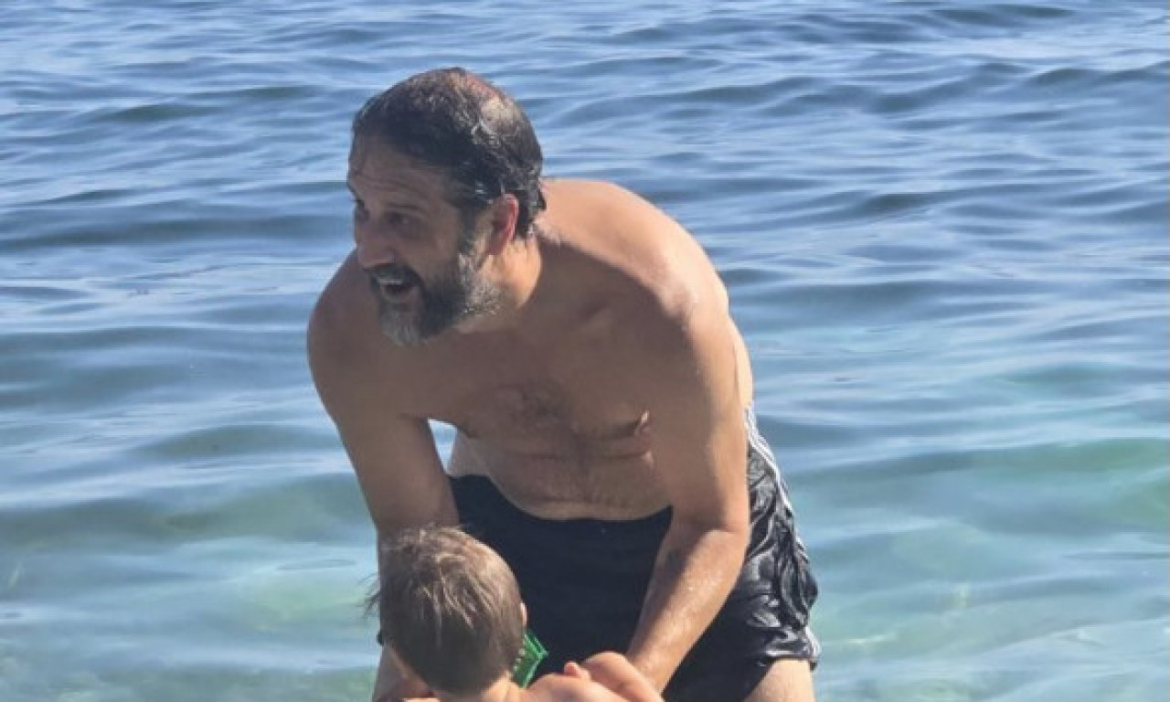 PAPARACO K1INFO UHVATIO STEFANA KAPIČIĆA NA MORU Evo gde i sa kim odmara poznati glumac (FOTO)