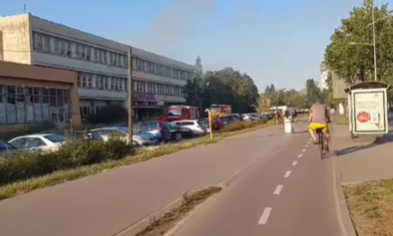 GORI ZGRADA BIVŠE FABRIKE U NOVOM SADU: Policija i vatrogasci na terenu, okupljeni građani gledaju šta se dešava (VIDEO)