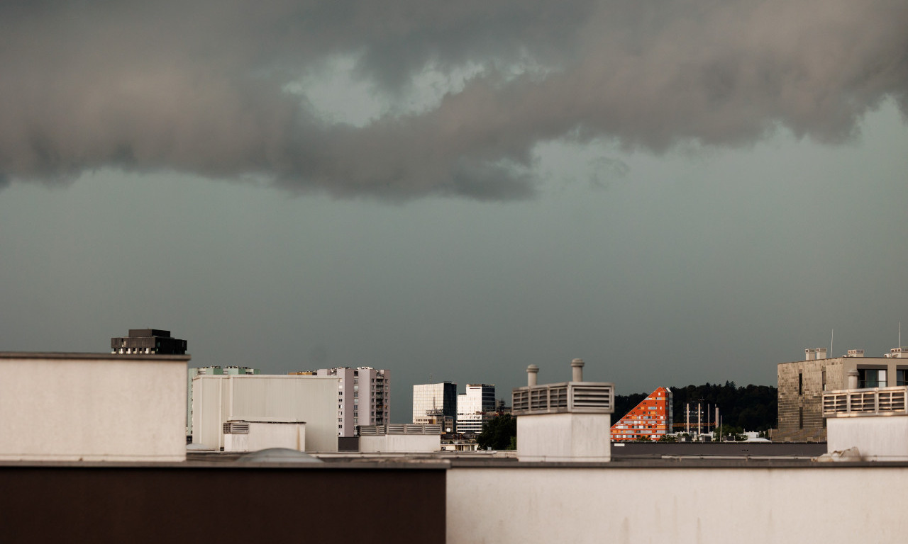 SPORTSKA SALA POD VODOM, VETAR NOSIO KROVOVE Stiže li u Srbiju nevreme koje je napravilo haos u komšiluku? (VIDEO/FOTO)