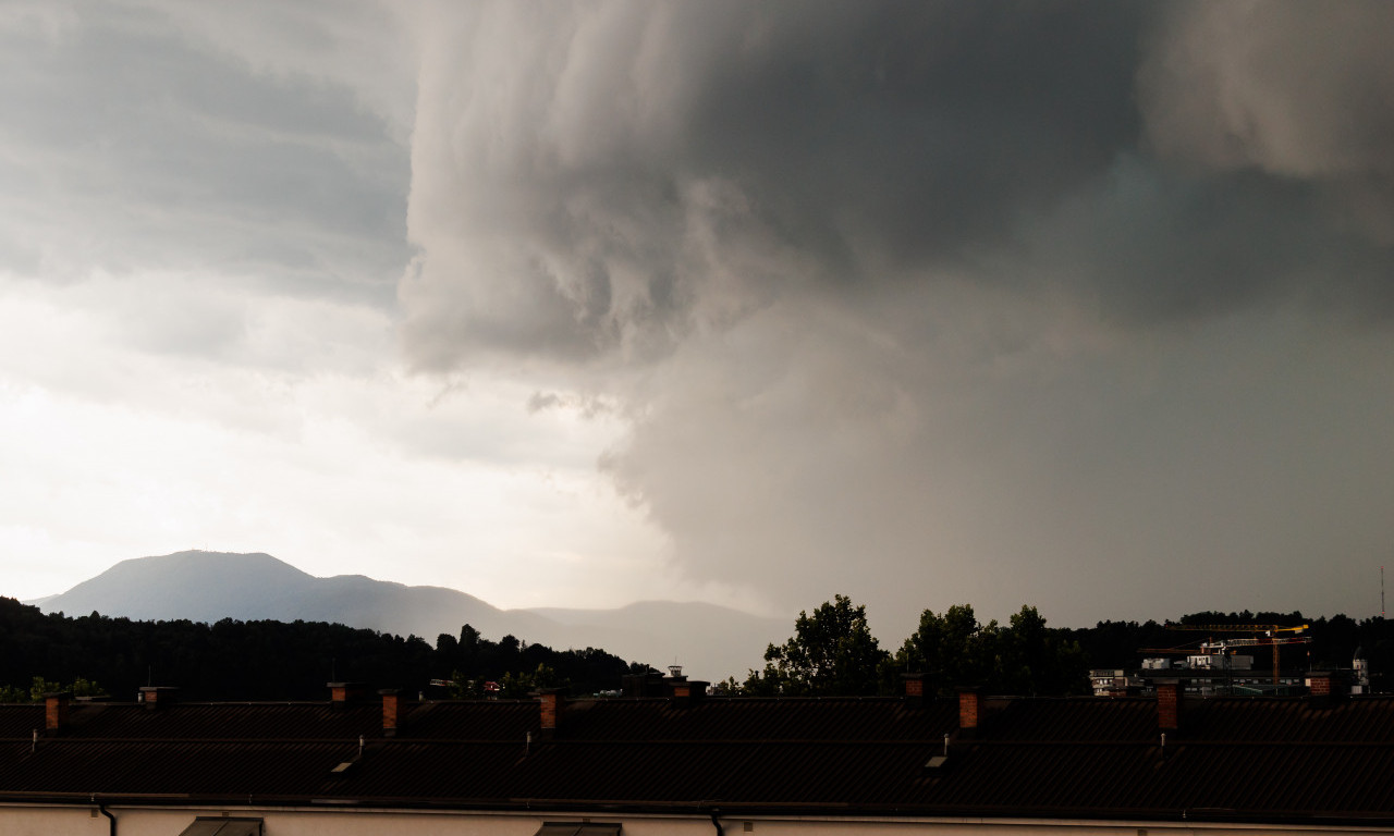 NEBO SE OTVORILO, NEVEROVATNI PRIZORI Oluja paralisala region! Gradovi u mraku, iščupano drveće... (FOTO+VIDEO)