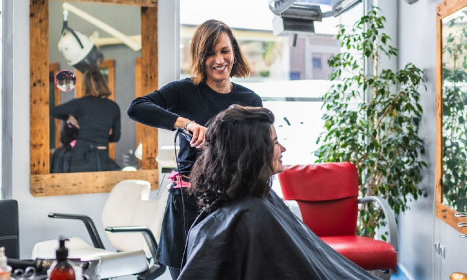 "RECESIJSKA KOSA" ILI, KAKO NOVČANIK KAŽE Pročitajte kako možete uštedeti na frizuri, a da kosa i dalje izgleda zdravo