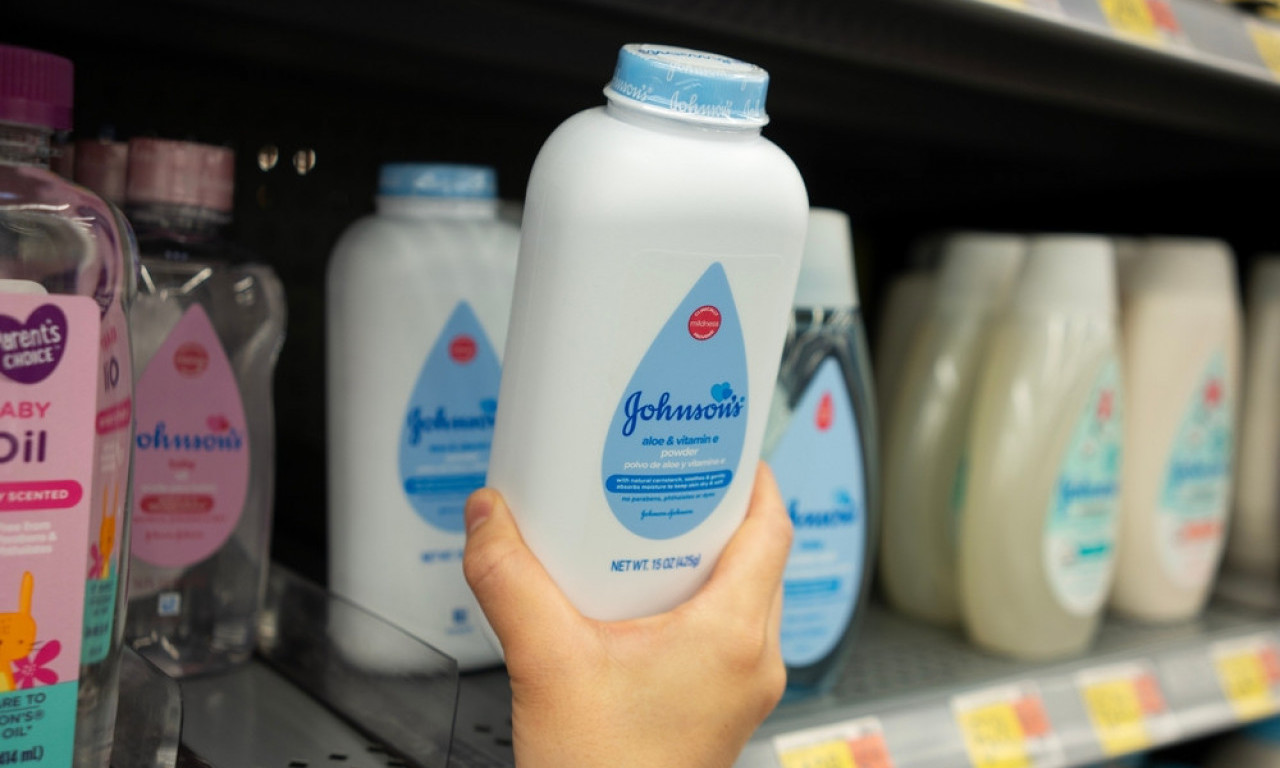 TRIK KOJI ŽENE KRIJU Bebi puder menja suvi šampon, dezodorans i još 7 stvari!