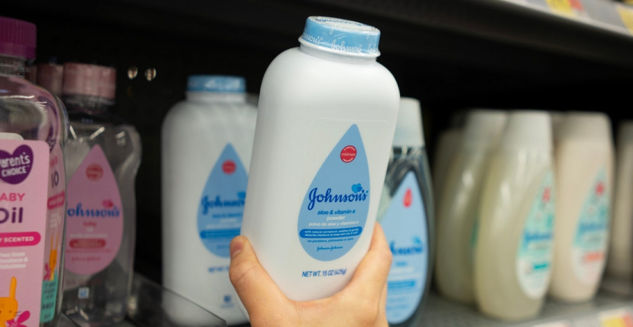 TRIK KOJI ŽENE KRIJU Bebi puder menja suvi šampon, dezodorans i još 7 stvari!