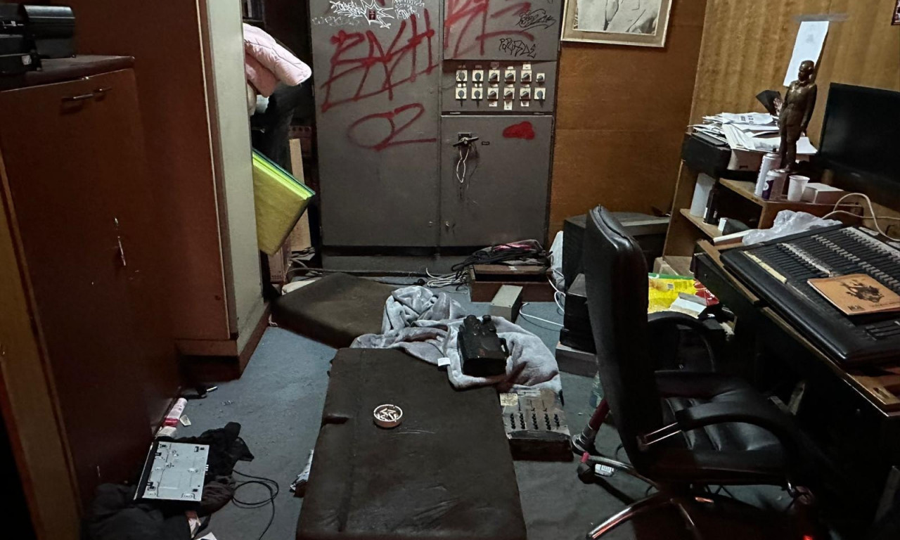 STUDENTI U BLOKADI OSTAVILI KRŠ I LOM U SKC Da li ovako žive kod kuće? (FOTO)