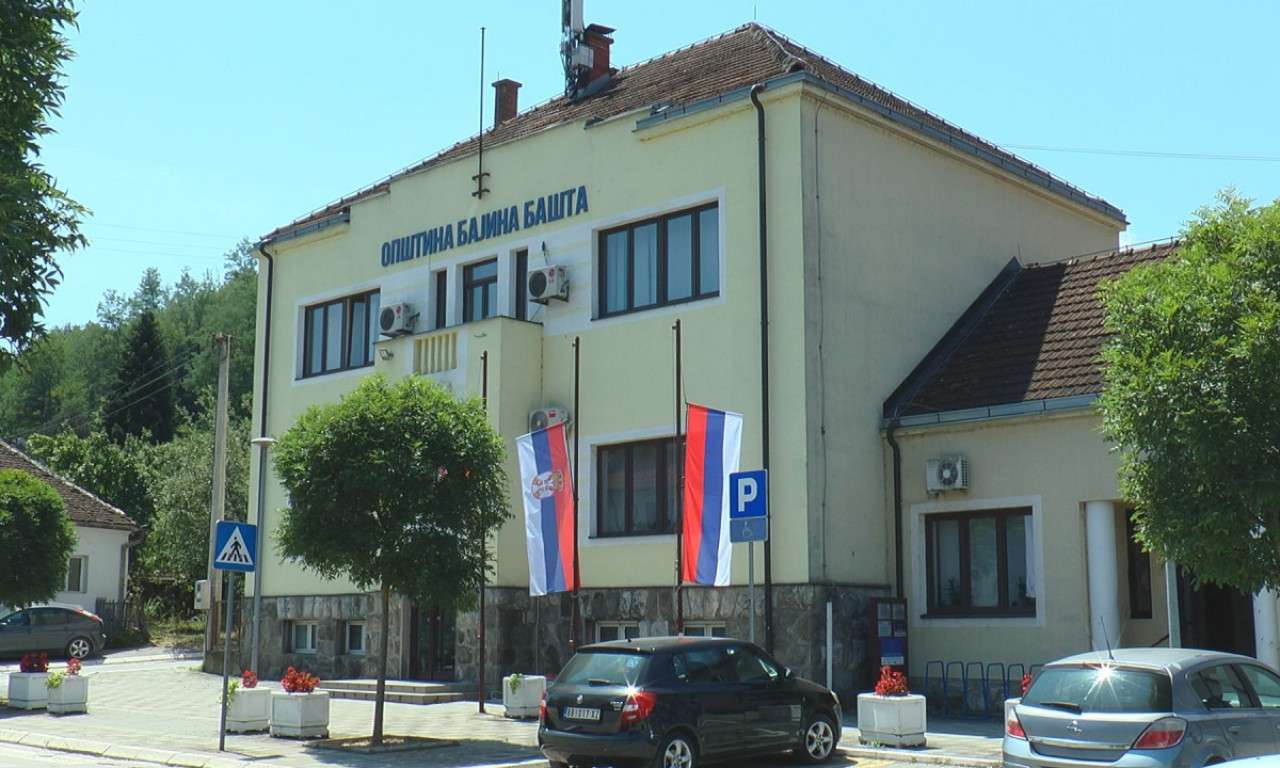 ZASTAVE NA POLA KOPLJA, ULICE PUSTE, KAFIĆI PRAZNI Ovako Bajina Bašta žali za nedužnim žrtvama (FOTO)