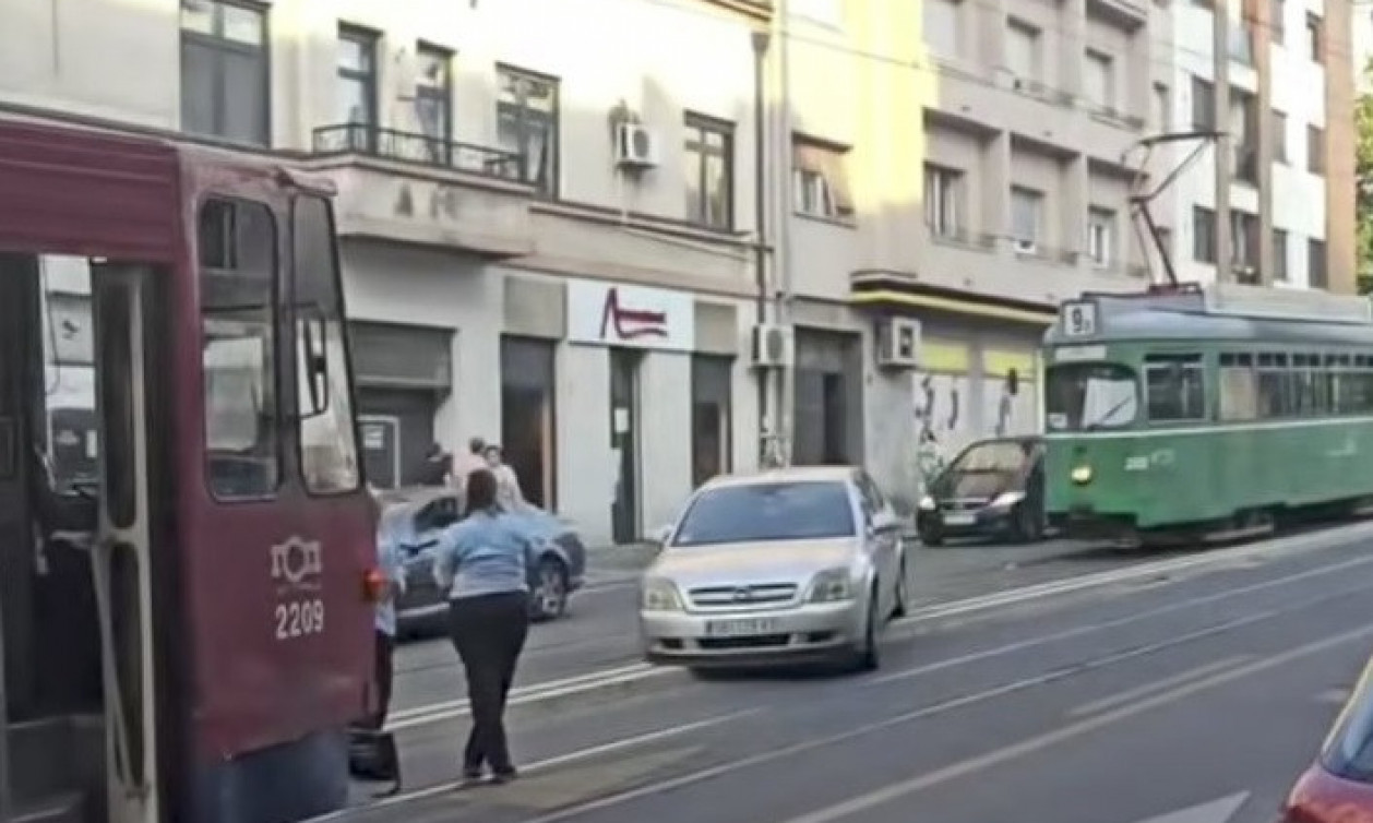 TRAMVAJI NE SAOBRAĆAJU U OVOJ BEOGRADSKOJ ULICI Automobil završio na šinama (VIDEO)