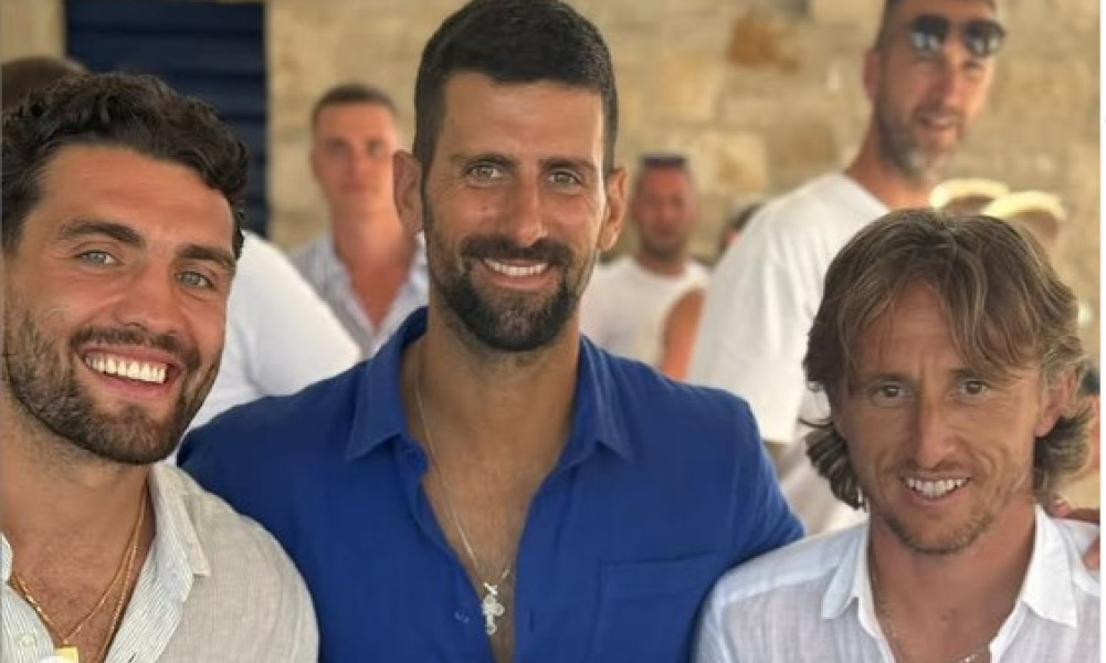 LEGENDE NA OKUPU Modrić sa kumom na moru ugostio Novaka, a pridružila im se i legenda UEFA (FOTO)