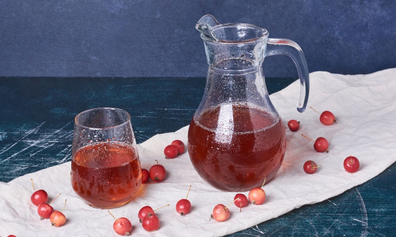 MOĆNI NAPITAK IZ PRIRODE Domaće vino od šipka jača imunitet i dušu