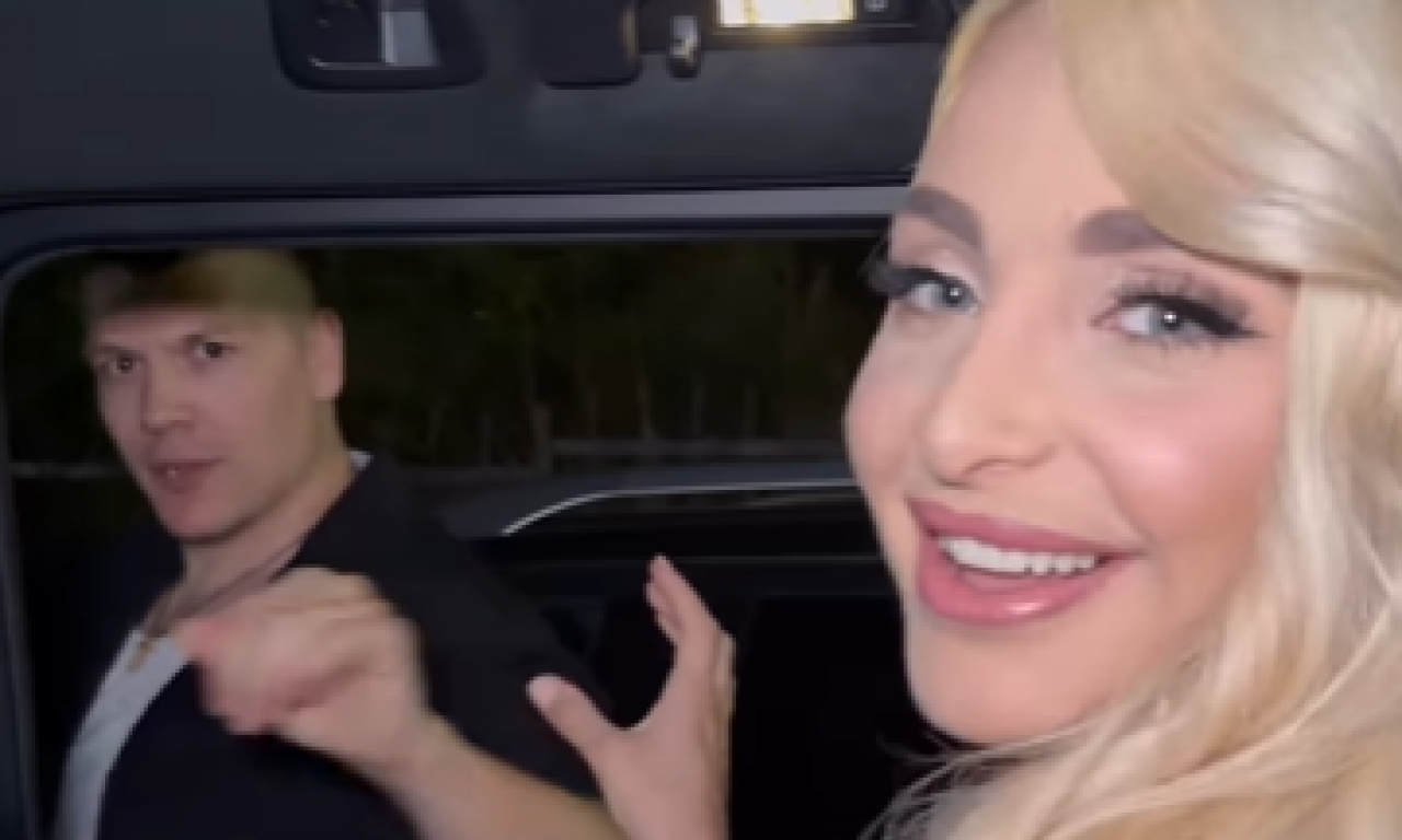 HIT SNIMAK SUSRETA MAJE I SLOBE U BUDVI! Dočekao je po dolasku, pa glumio njeno obezbeđenje