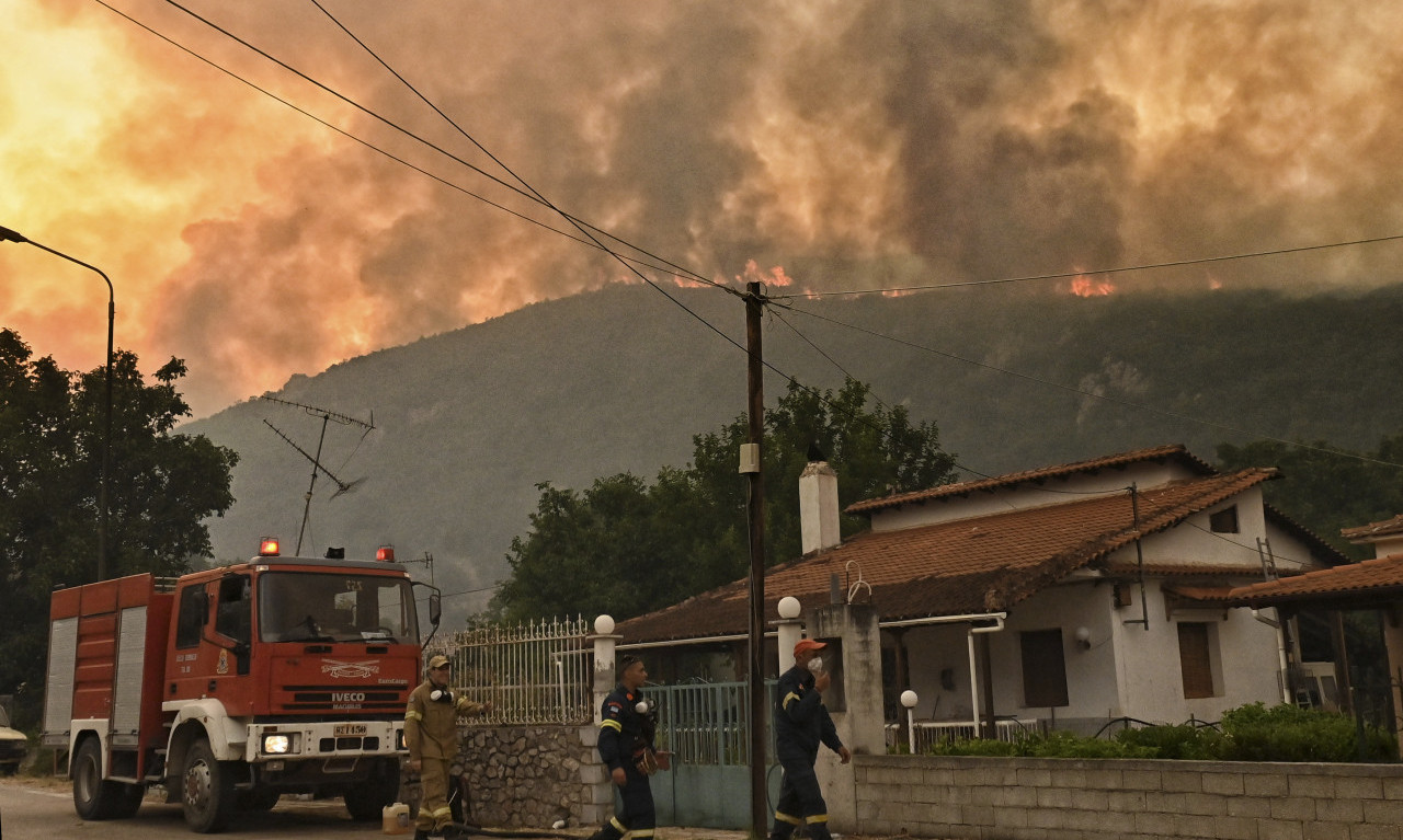 GRČKA U PLAMENU!  Ogromni požar na Peloponezu besni, vatrena stihija se nezaustavljivo širi zbog snažnih vetrova!