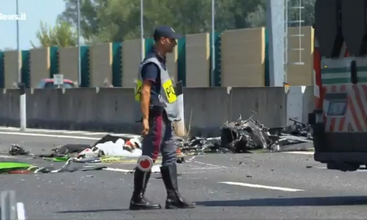 POGINUO POZNATI ITALIJAN U PADU AVIONA Dva ugljenisana tela na auto-putu! Letelica se zabila u vozila u pokretu (VIDEO)