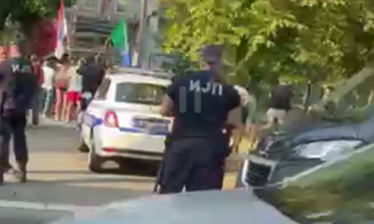 VIŠA ZDRAVSTVENA ŠKOLA U ZEMUNU POD OPSADOM Redovi policijskih marica ispred škole, pogledajte šta se dešava (VIDEO)