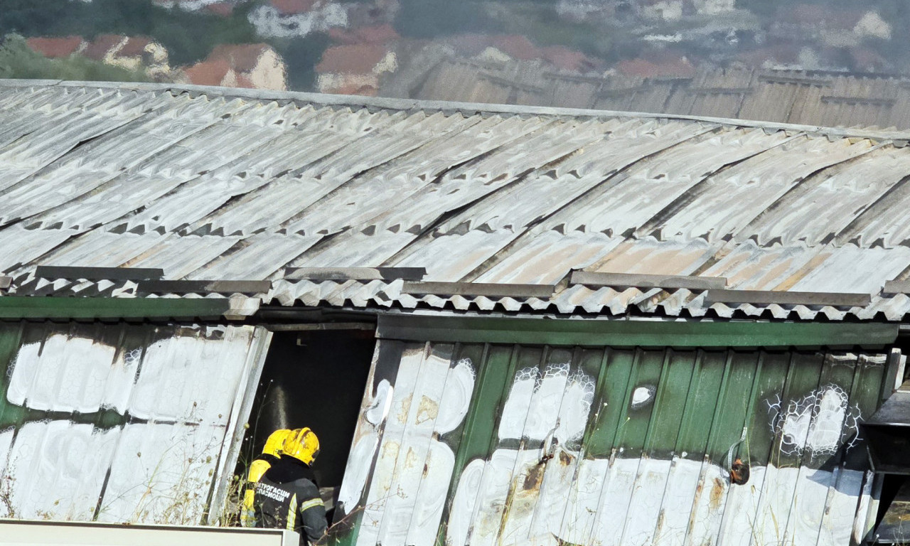 LOKALIZOVAN POŽAR NA ZVEZDARI Vatrogasci zatekli urušen krov proizvodne hale (FOTO)