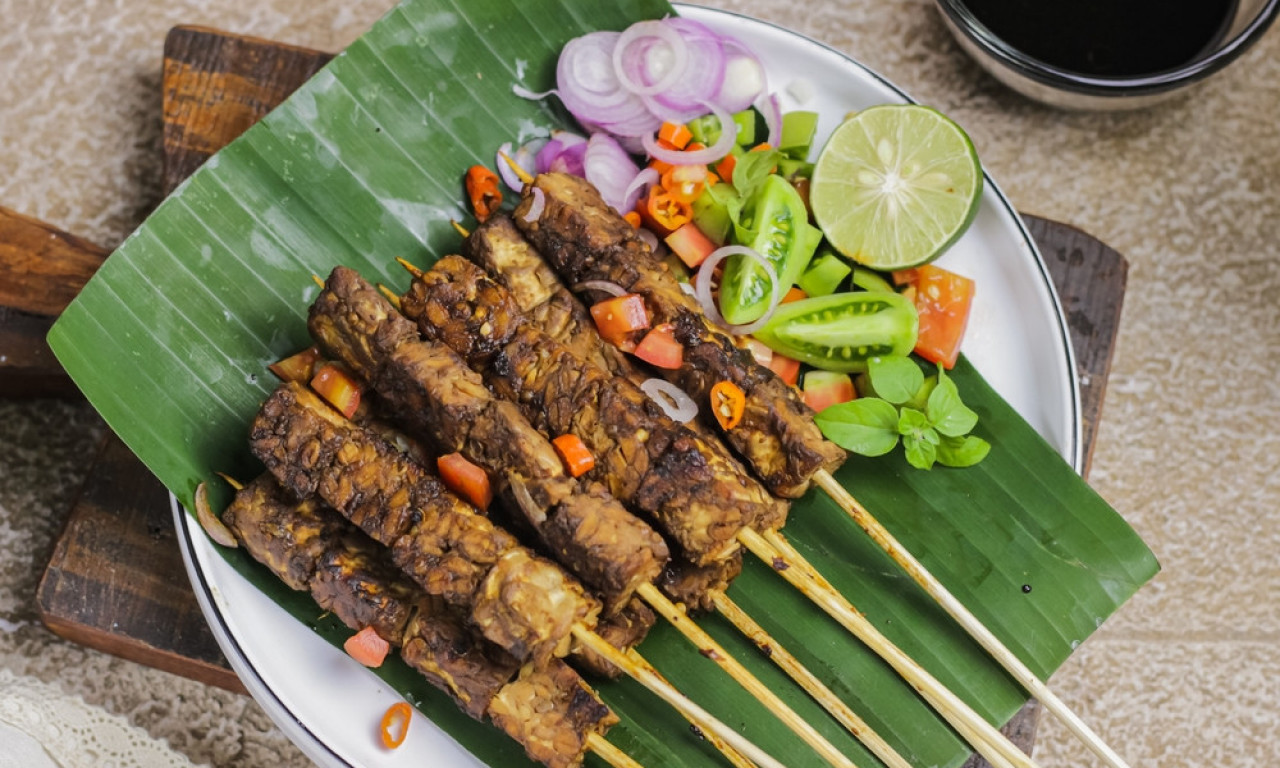 RECEPT ZA VEGETARIJANSKI ROŠTILJ Marinirani tempeh i povrće za 30 minuta