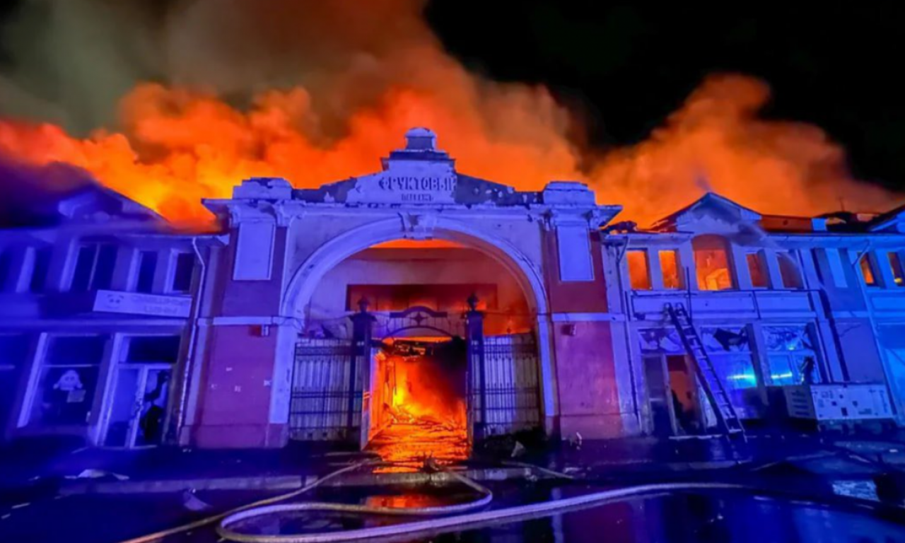 RUSI BOMBARDOVALI SRCE ODESE! Gori pijaca stara 200 godina i ne samo to - pojavili se jezivi snimci masovnog napada