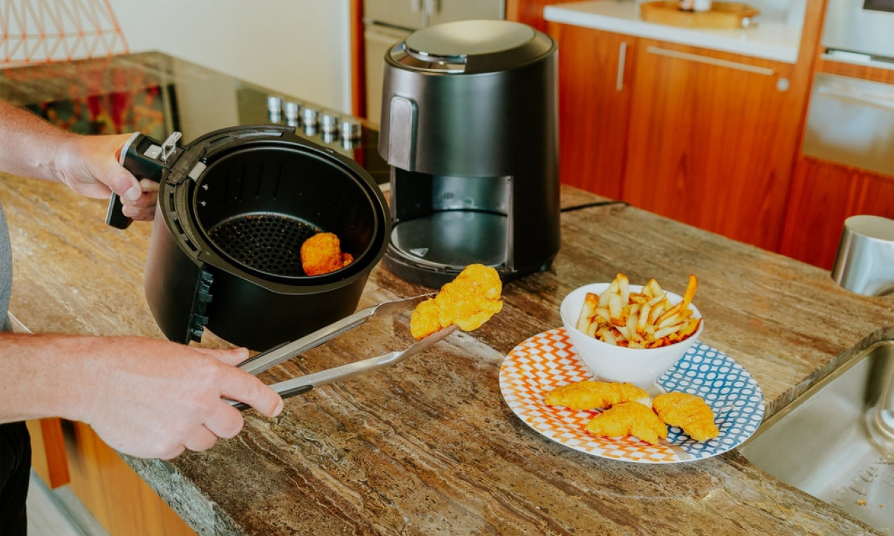 NAJPOVOLJNIJI AIR FRYERI - GDE KUPITI Od 4.999 dinara do najboljih ispod 10.000 – šta se najviše isplati? (VODIČ CENA)