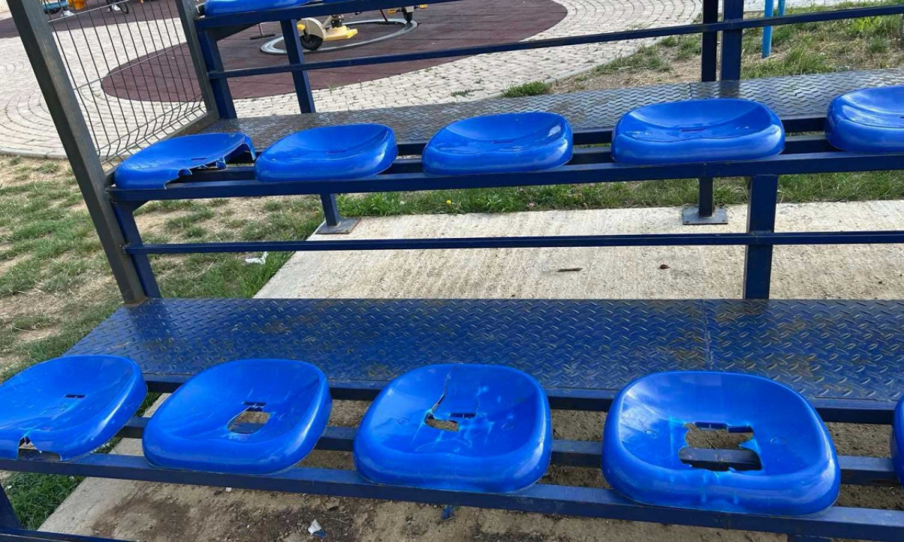 HULIGANI UNIŠTILI MODERNO DEČIJE IGRALIŠTE Polomljena sedišta na tribinama, počupana ograda, smeće svuda...(FOTO)