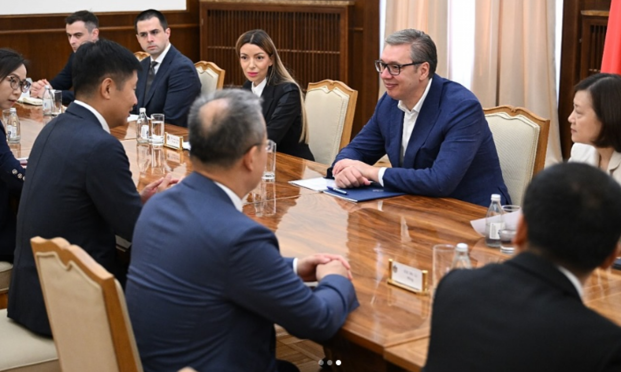 "OTVOREN I SADRŽAJAN RAZGOVOR O PLANOVIMA ZA BUDUĆNOST" Vučić sa delegacijom kineske kompanije HBIS (FOTO)