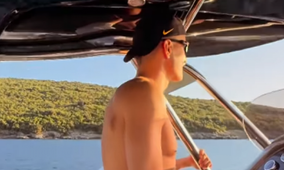 NEMANJA NEDOVIĆ UŽIVA NA JAHTI S SUPRUGOM MINOM! Pokazala bujno poprsje, a on upravlja brodom kao pravi kapetan (FOTO)