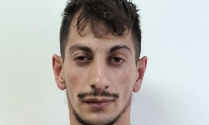 OVO JE DEČKO OSUMNJIČEN DA JE POLNO UZNEMIRAVAO ŽENE PO BEOGRADU Javite se policiji ako je i vama naudio! (FOTO)